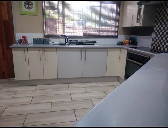3 BEDROOM HOUSE FOR SALE IN ROOIHUISKRAAL NORTH